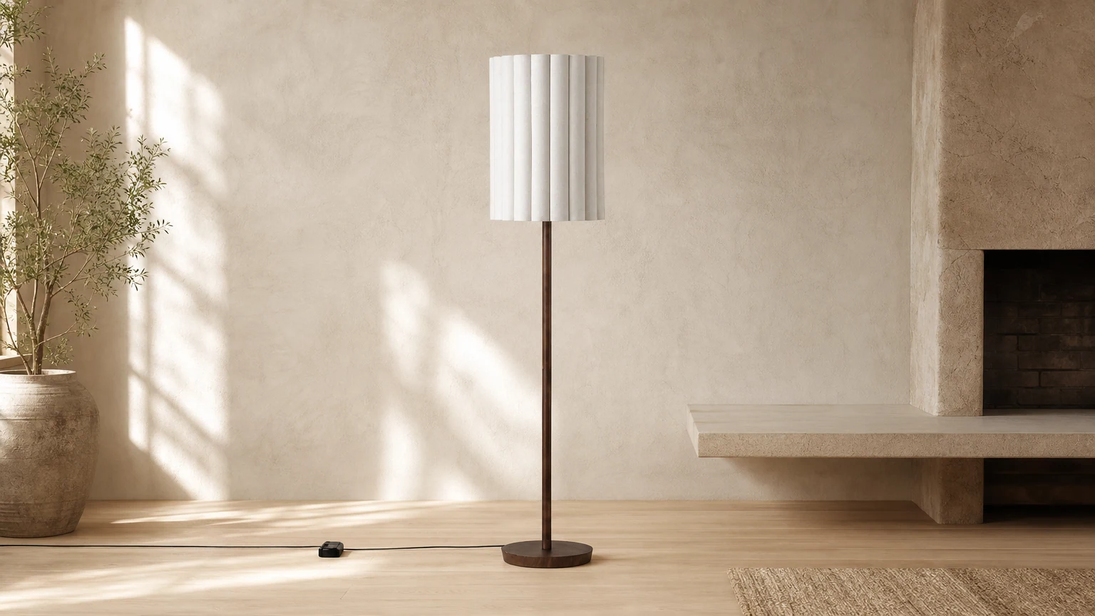 Lampa podłogowa z drewna orzechowego Linbron z karbowanym lnianym abażurem w ciepłym, domowym otoczeniu