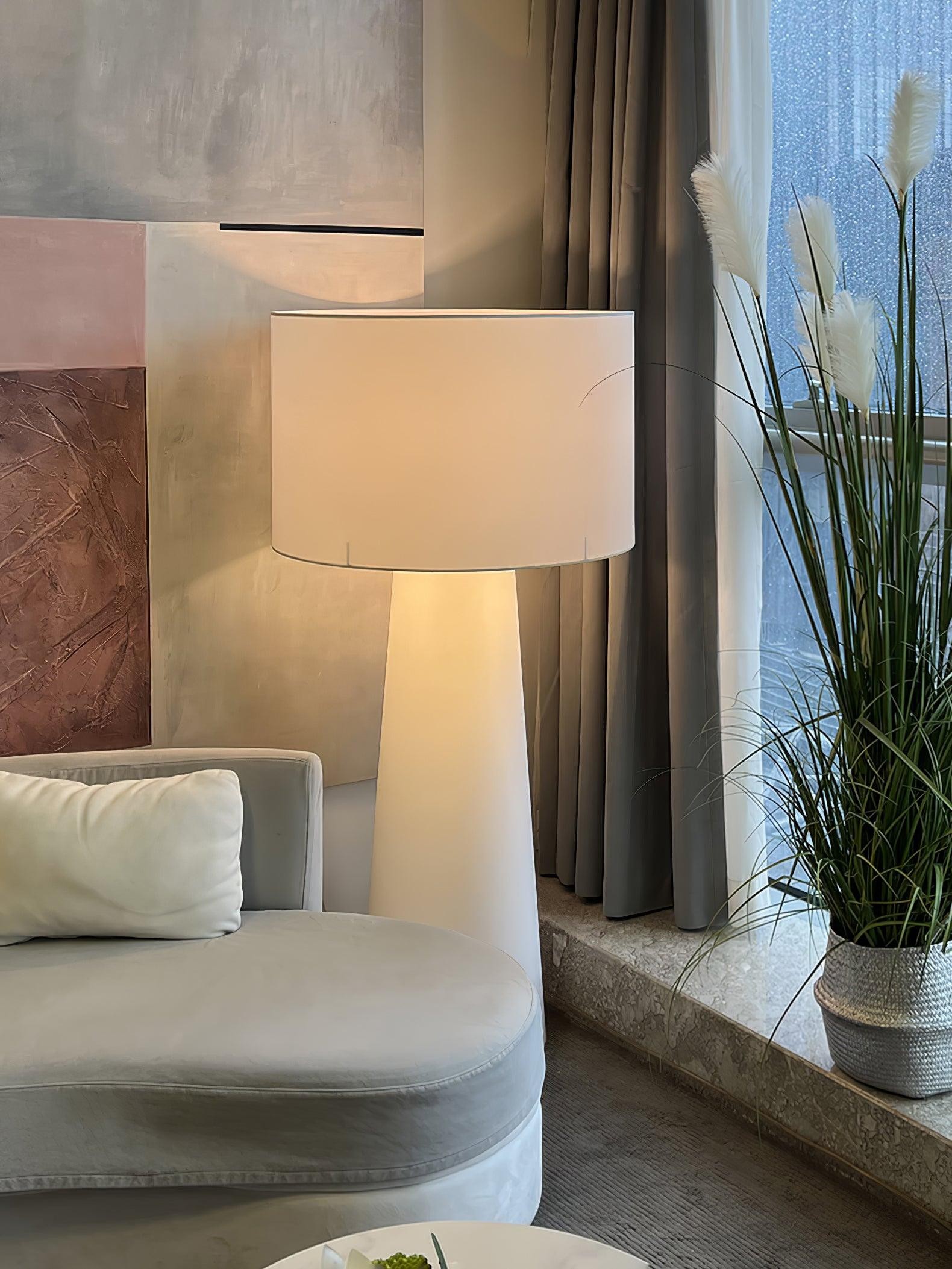 Lampa M76 obok sofy i okna