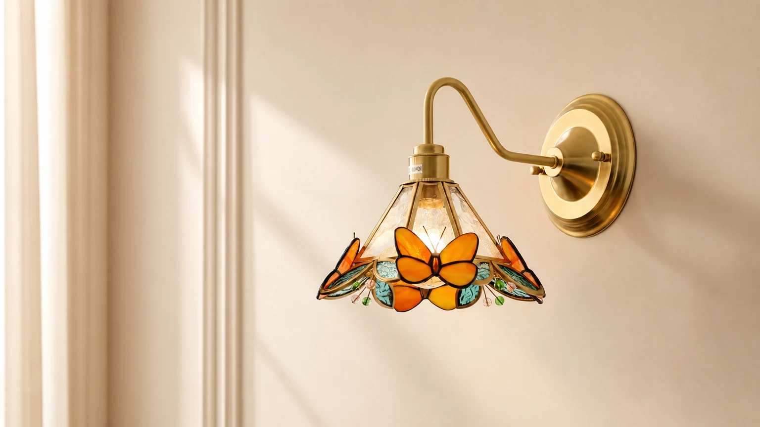 Kinkiet Butterfly Jewel D240 pokazany jako ciepły kinkiet w pomieszczeniu