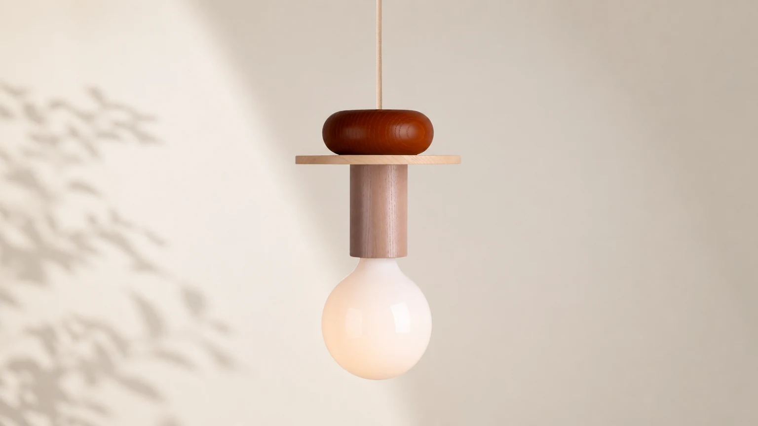 Drewniana lampa wisząca Creative Color Block S166 w ciepłym wnętrzu
