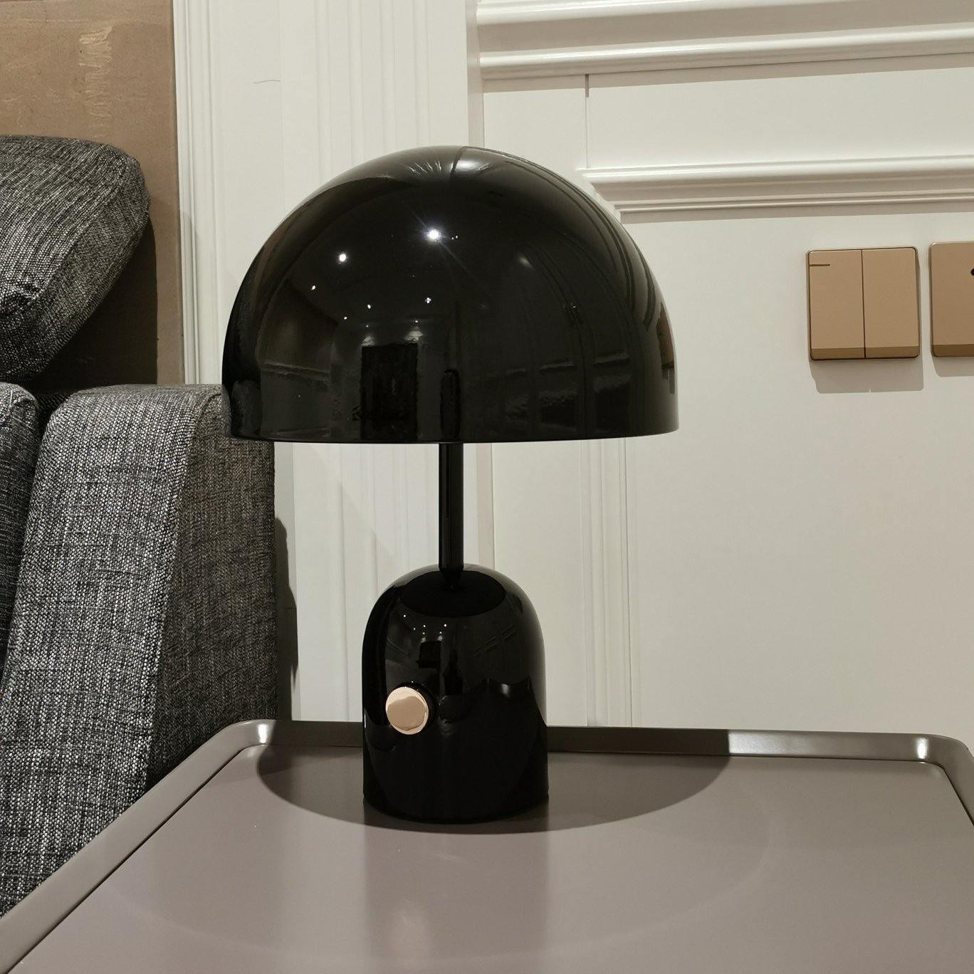 Lámpara de mesa Black Bell en un ambiente de dormitorio