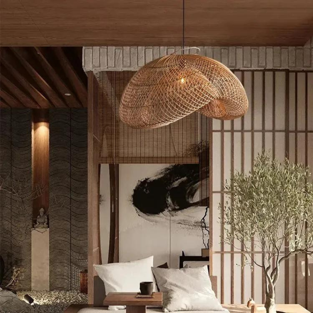 Lámpara colgante de ratán estilo Wabi-Sabi en un ambiente cálido y acogedor.