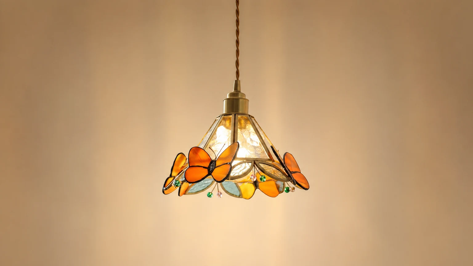 Lampa wisząca Butterfly Jewel D244 pokazana w ciepłym pomieszczeniu