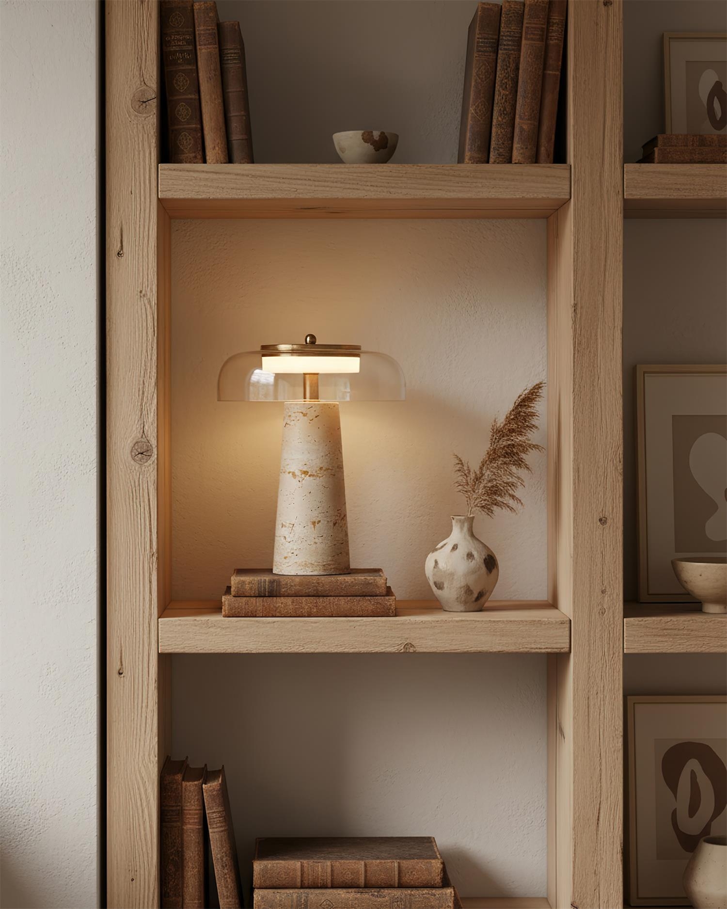 Lampa stołowa Lumetra na półce z książkami