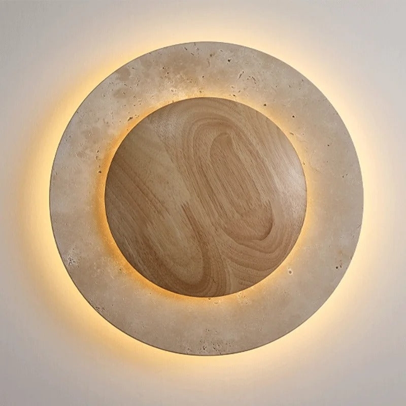 Vista frontal iluminada del aplique de pared redondo de madera de travertino D880.