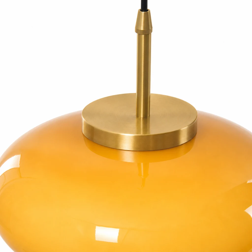 Zbliżenie lampy wiszącej Vintage Bauhaus Glass Pot S93 ze szklanym kloszem i metalowym mocowaniem