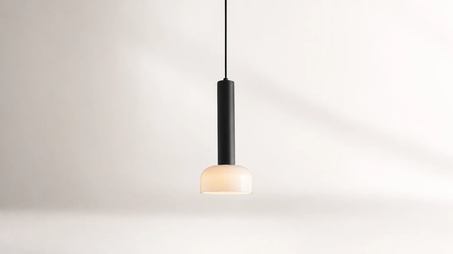 Prosta, łączona kolorystycznie włoska lampa wisząca S22 pokazana w nowoczesnym wnętrzu