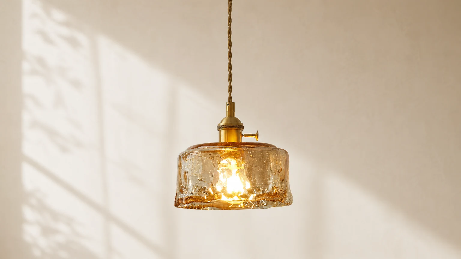Retro szklana lampa wisząca M212 świecąca w ciepłym wnętrzu