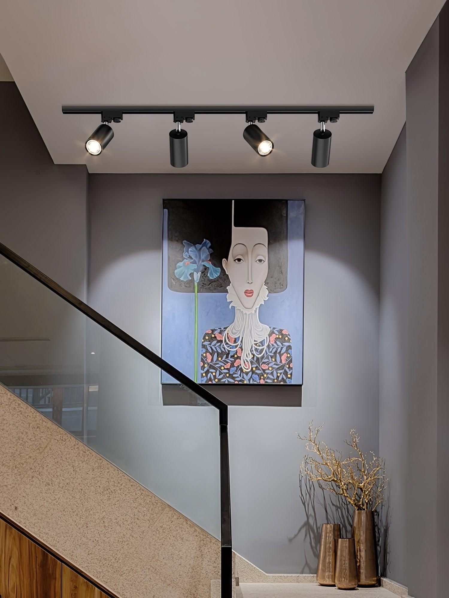 Czarny reflektor torowy w scenie na ścianie z galerią na klatce schodowej