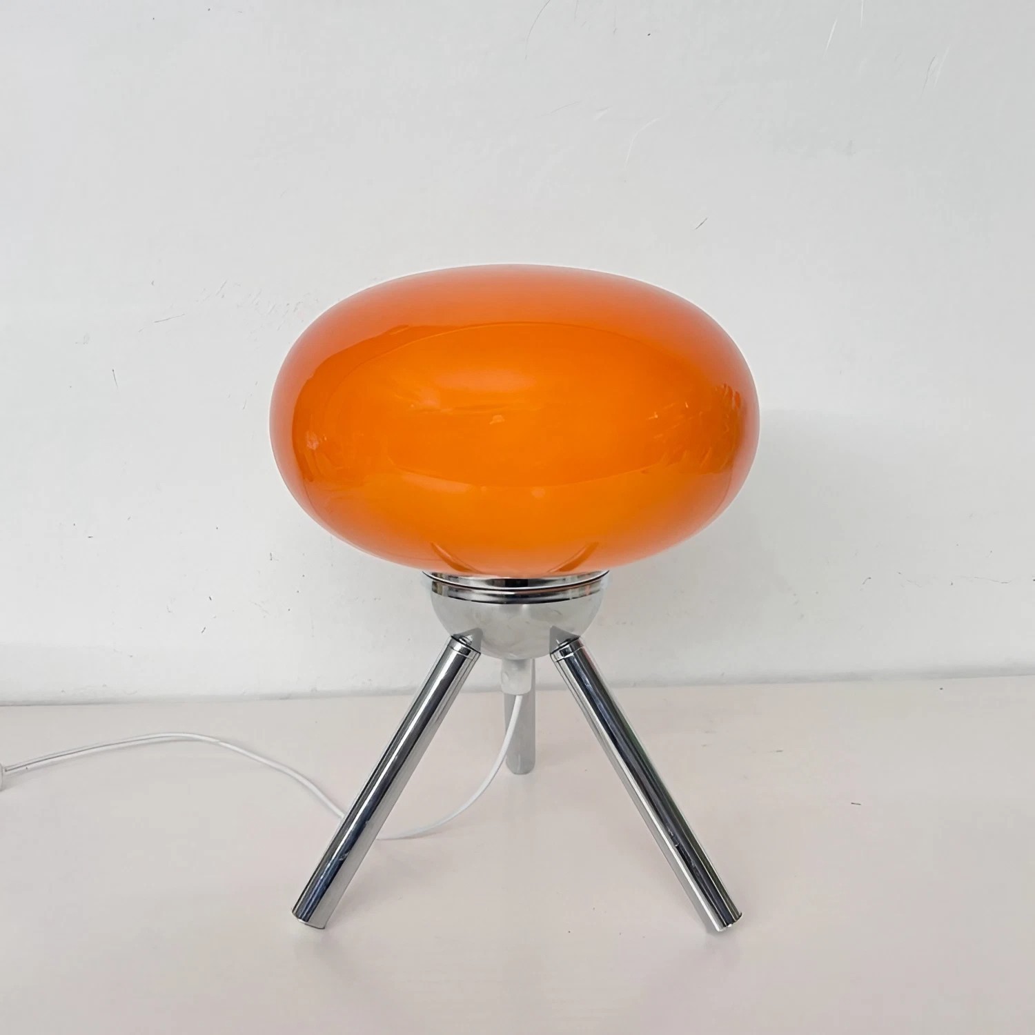 Bauhaus Glass Tripod Table Lamp For Bureau S25