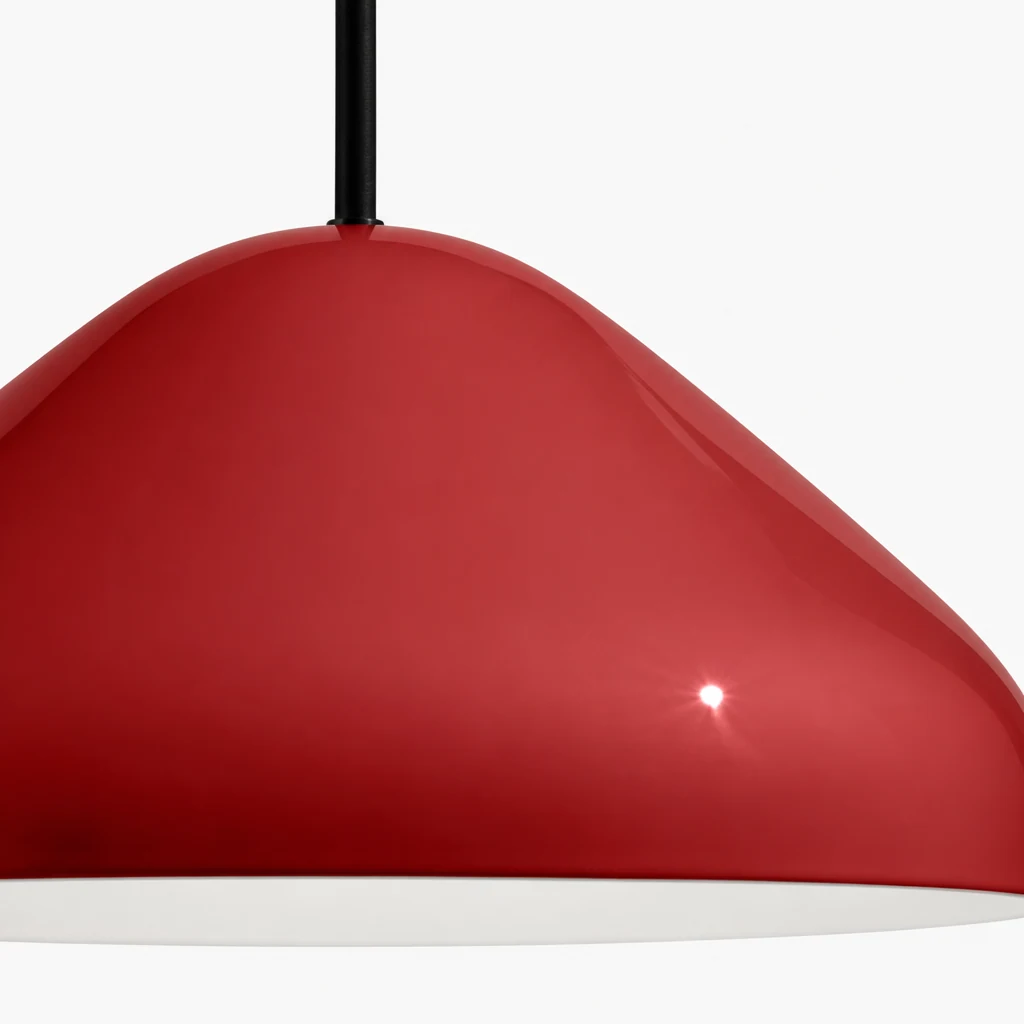 Zbliżenie na lampę wiszącą PAO z błyszczącym metalowym kloszem