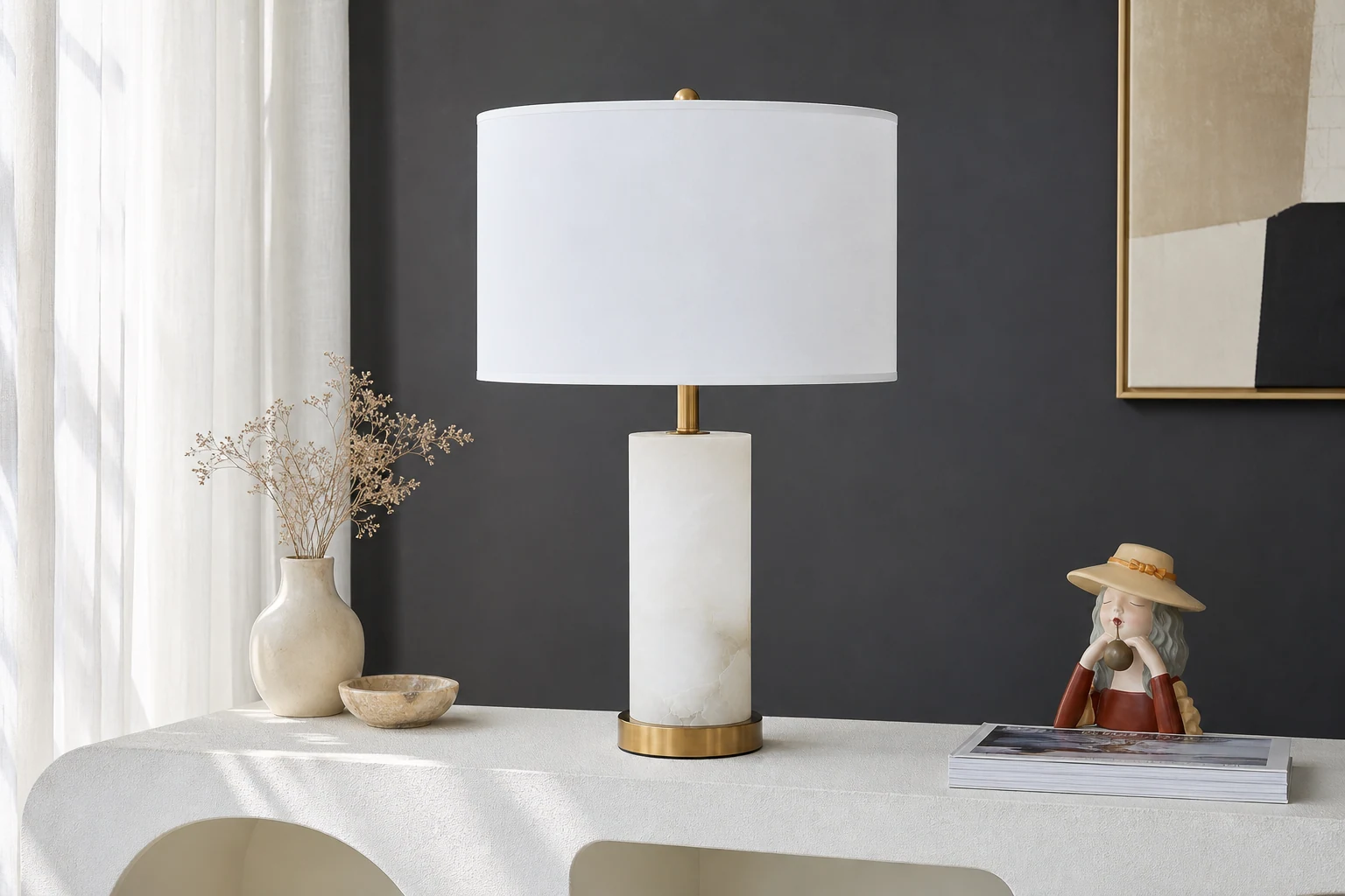Lampa stołowa Lineham Alabaster w scenie pokoju lifestylowego