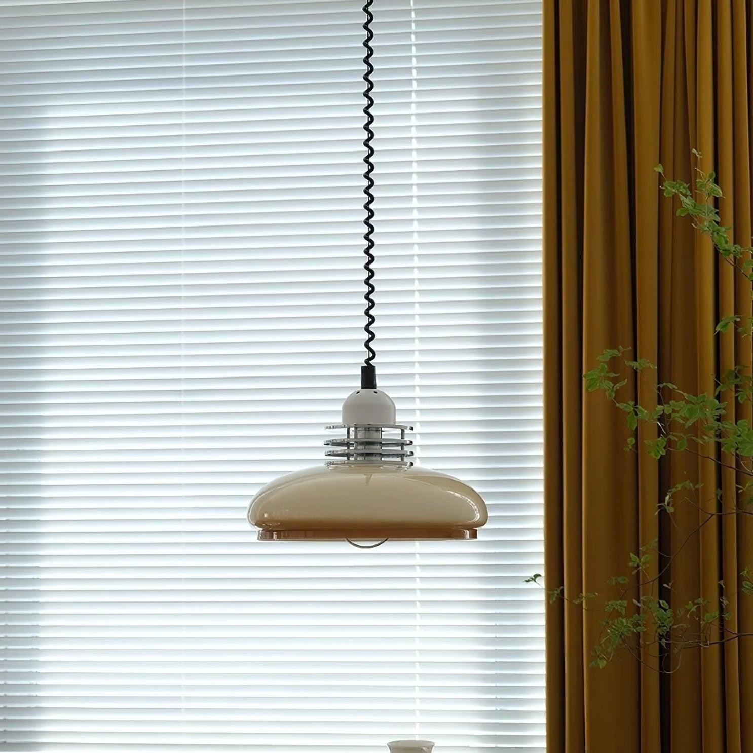 Lampa wisząca pokazująca długość przewodu przed żaluzjami okiennymi