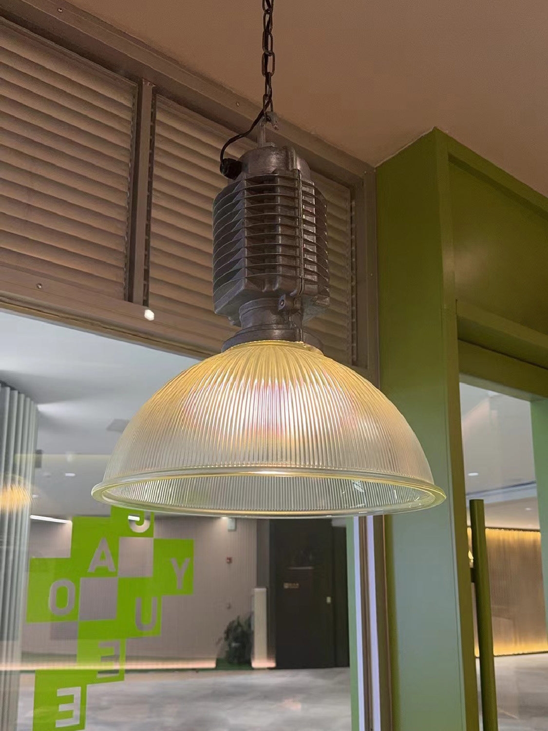 Lampa wisząca Lobay w kontekście wnętrza witryny sklepowej
