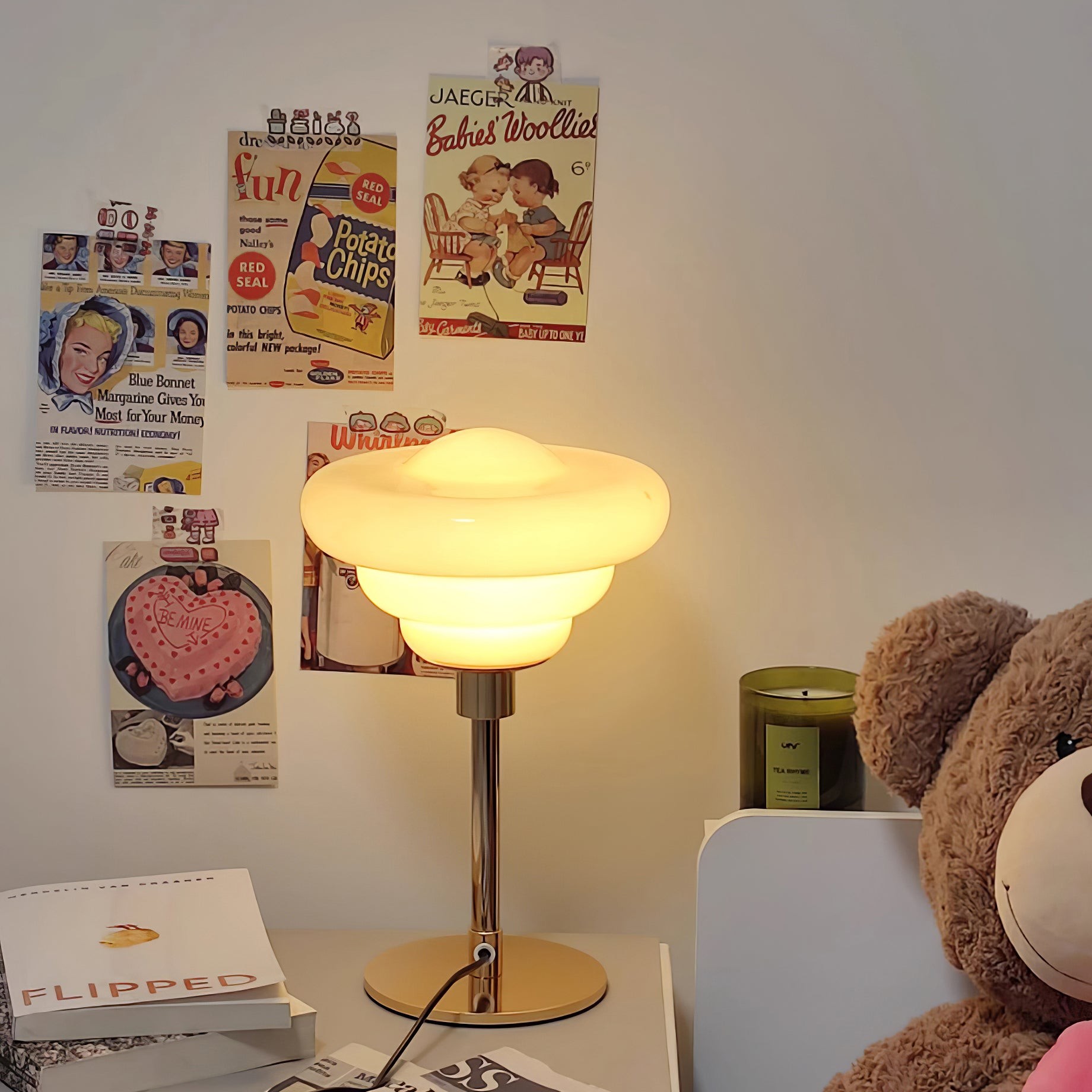 Zapalona ciepła żółta lampa S80 w ozdobionej scenie przy łóżku