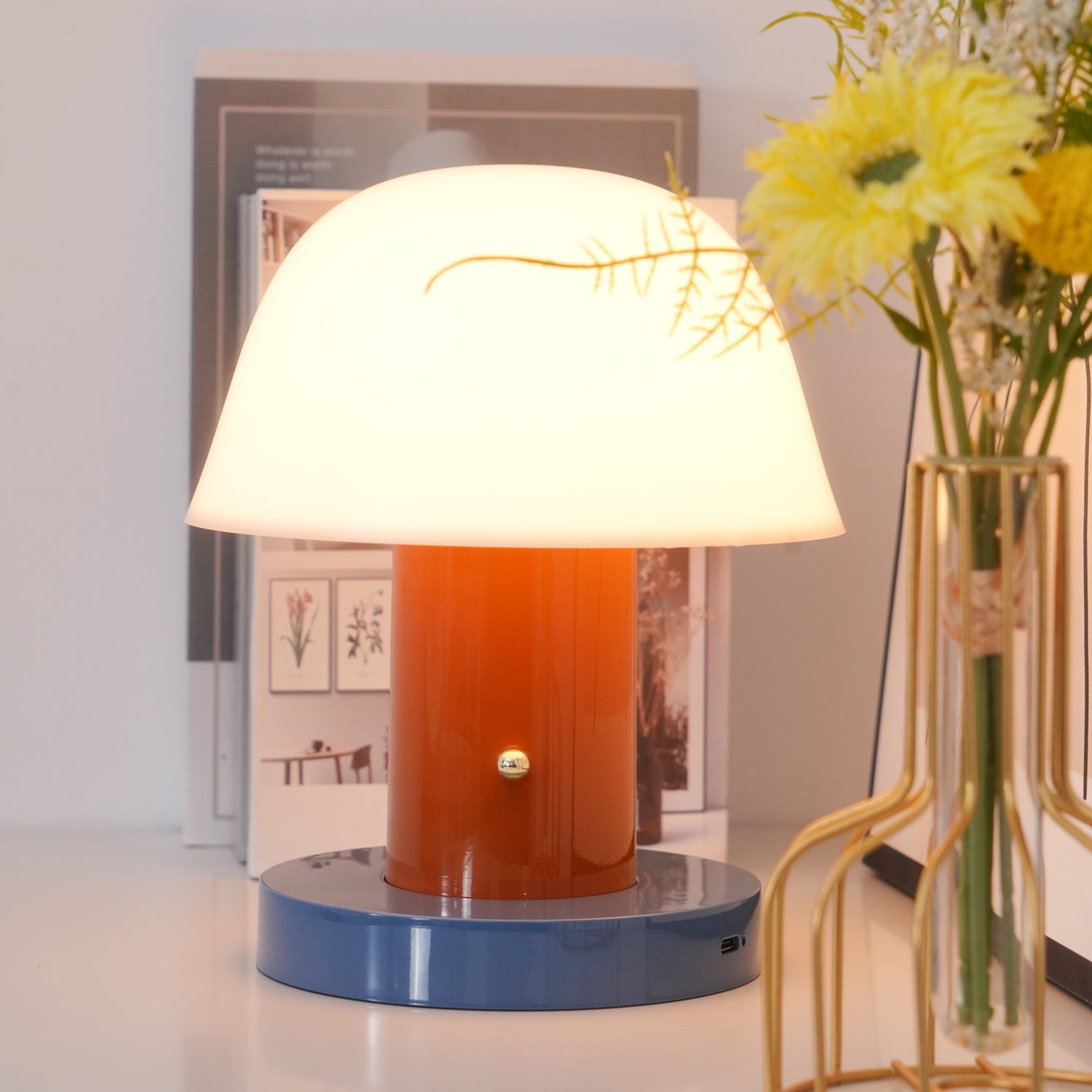 Trådløs sopplampe ved siden av blomster