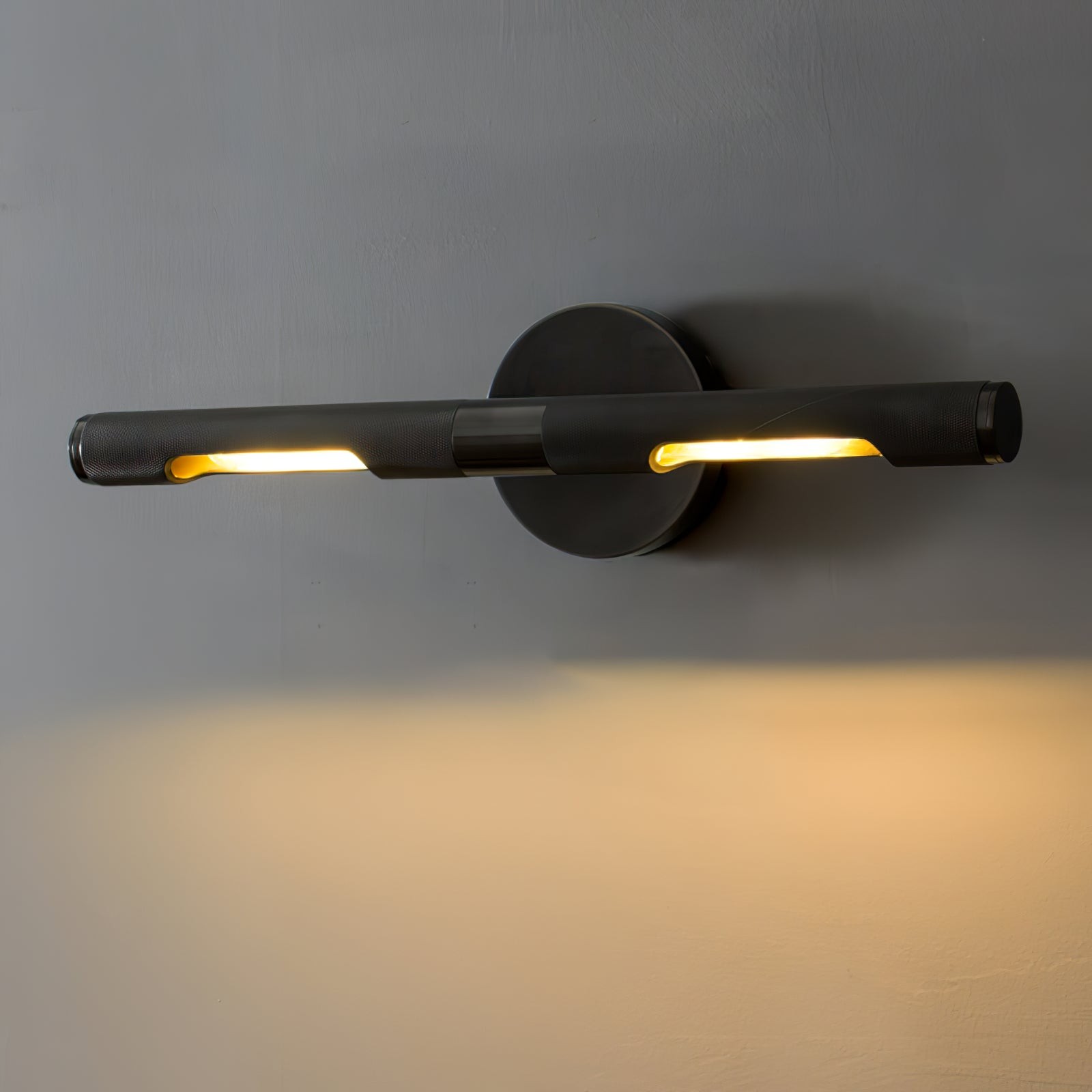 Sværtet vegglampe montert på vegg med varmt lys