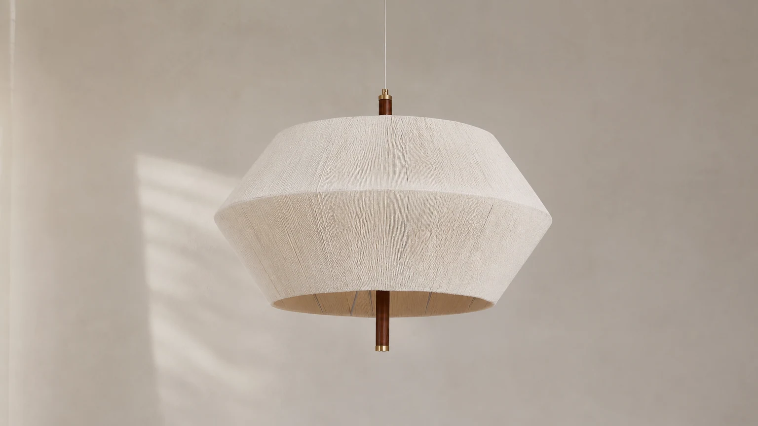Japońska lampa wisząca z tkaniny w stylu Wabi-Sabi M109 w ciepłej scenerii wnętrza