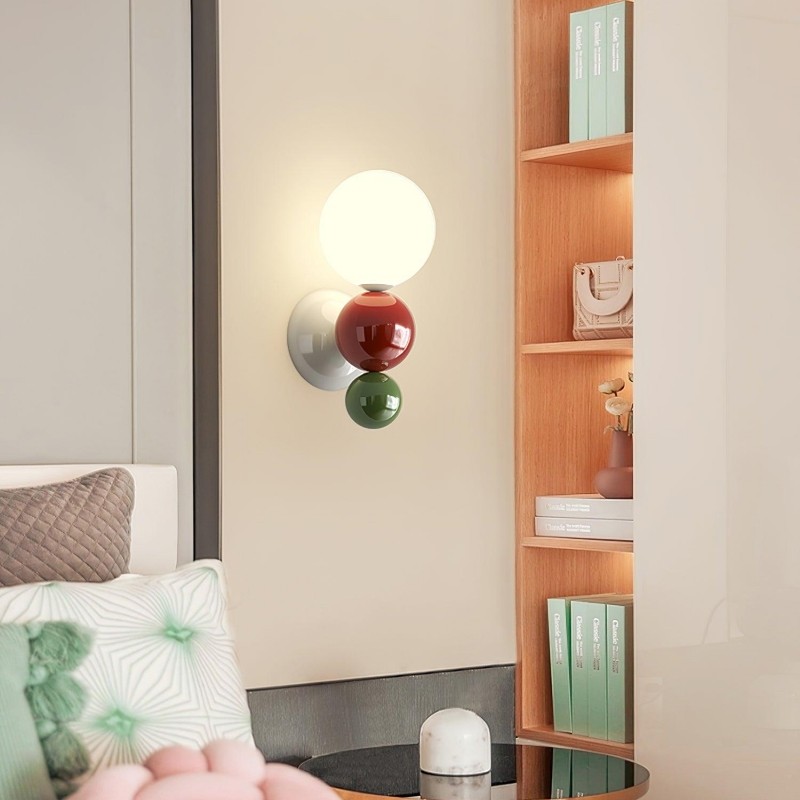 Kinkiet Macaron Globe Bubble w pobliżu łóżka i półek