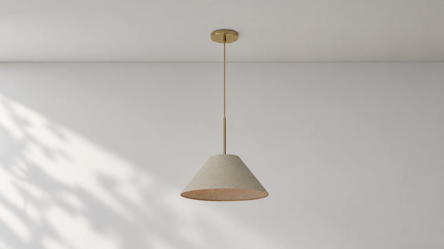 Lampa wisząca w kształcie stożka Conica z rzeźbionej tkaniny w nowoczesnej jadalni