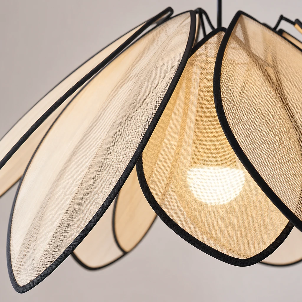 Zbliżenie na warstwowy klosz lampy wiszącej Petaline Veil