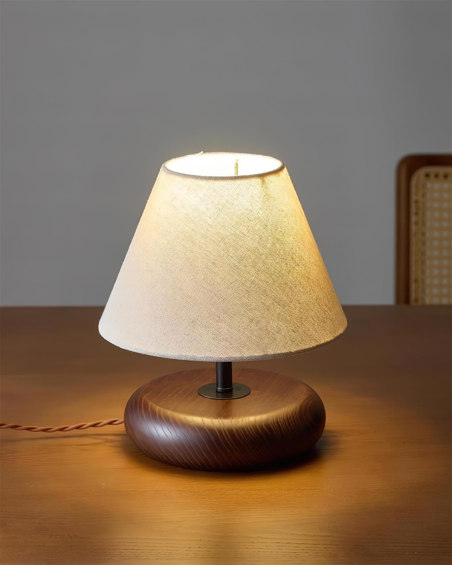 Lampa stołowa Olen D100 z widocznym przewodem wtykowym na stole