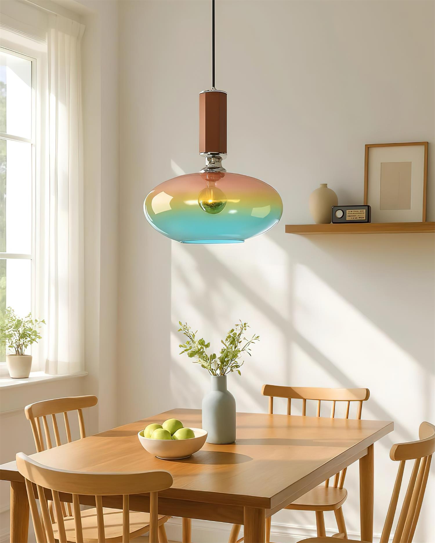 Lampa wisząca Lumia zainstalowana nad stołem w jadalni