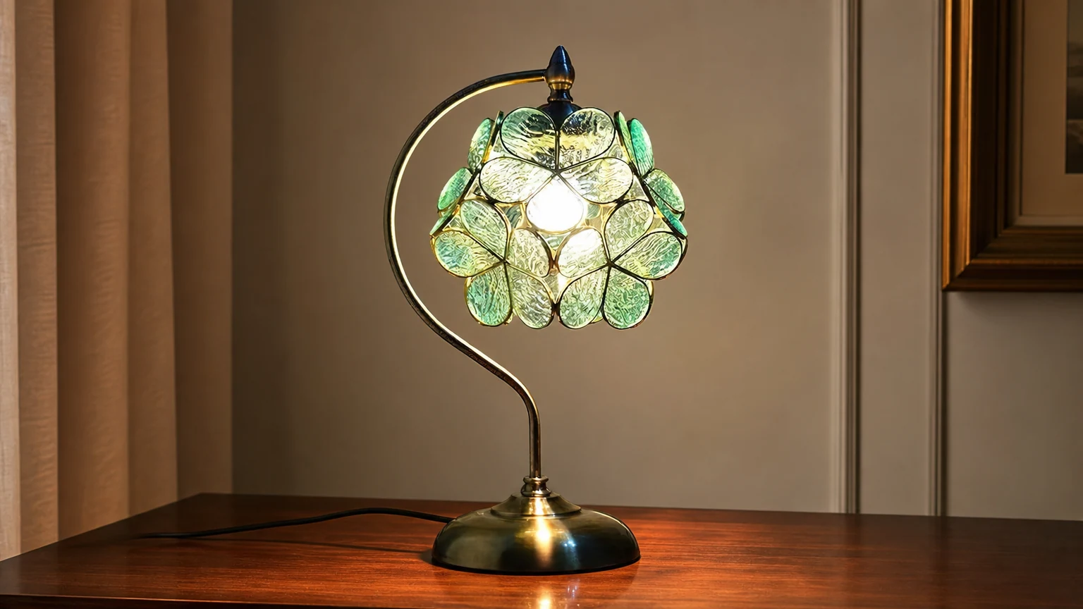 Petal Eye-Care glassbordlampe M89 i en myk romscene