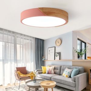 Różowa lampa sufitowa ARTRA zainstalowana w scenie w salonie
