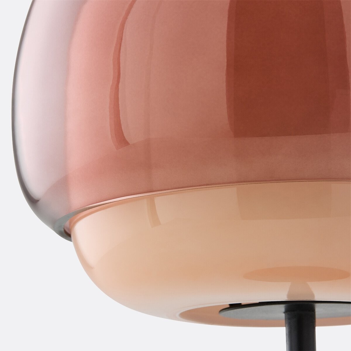 Nærbilde av dobbelskjerm i rosa glass og sentral stamme