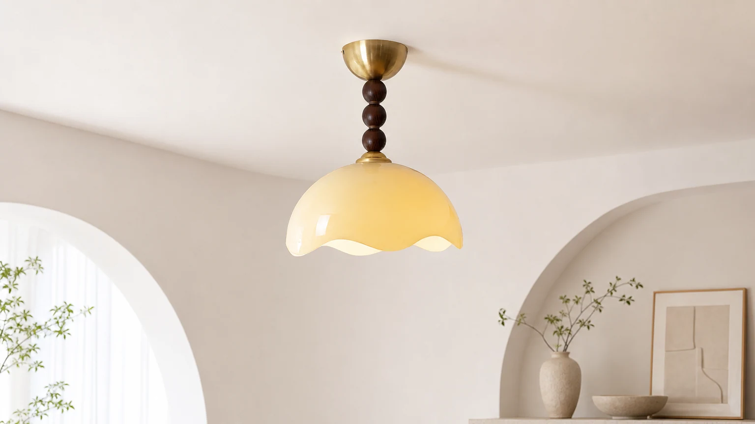 Lampa sufitowa Vintage Cream Eggshell Wave zainstalowana w ciepłym pomieszczeniu