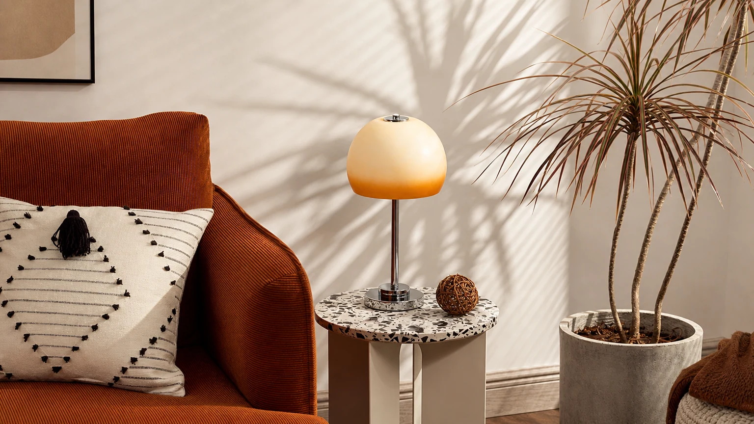 Retro lampa stołowa kopułkowa w kształcie jajka M388 w ciepłej scenerii wnętrza
