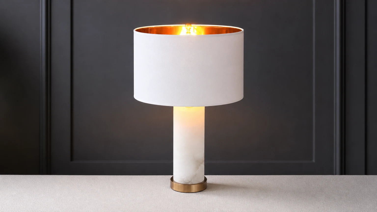 Postmodernistyczna lekka luksusowa alabastrowa lampa stołowa M57 w ciepłej scenie wnętrza