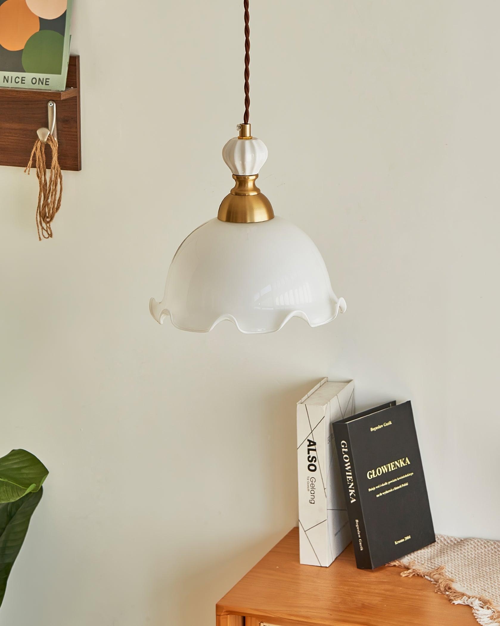 Elegant Bud-pendellampe over et sidebord