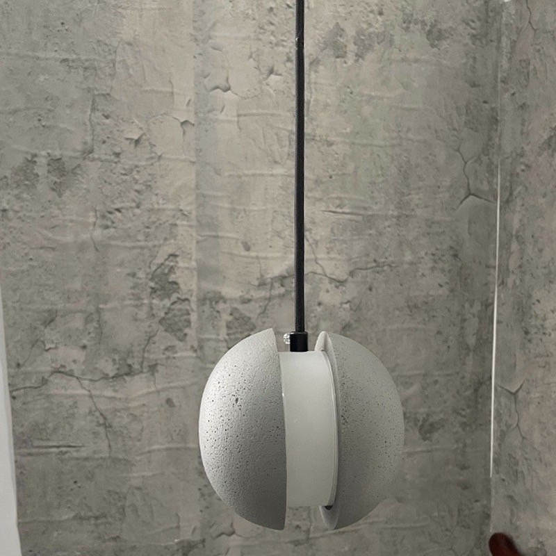 Installert nærbilde av pendelkropp og veggtekstur