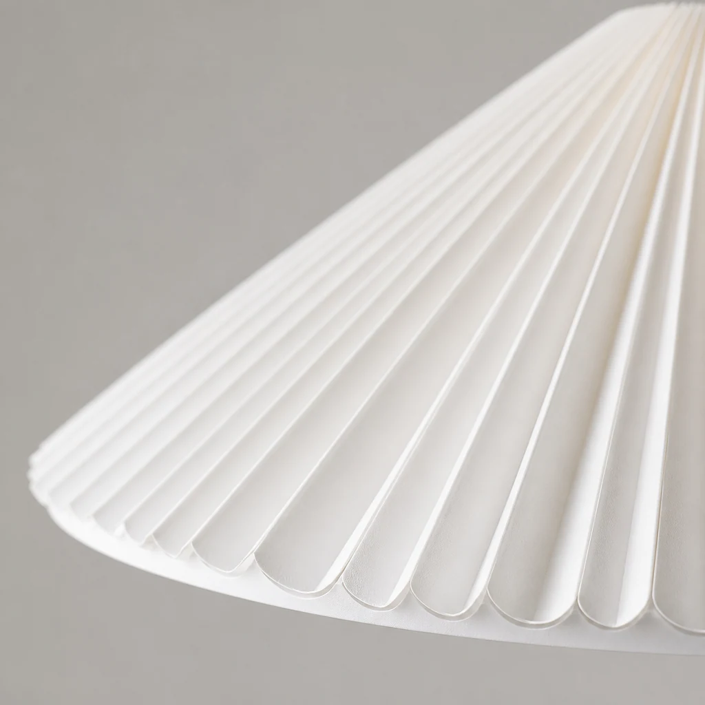 Zbliżenie na detale plisowanej lampy wiszącej z żywicy