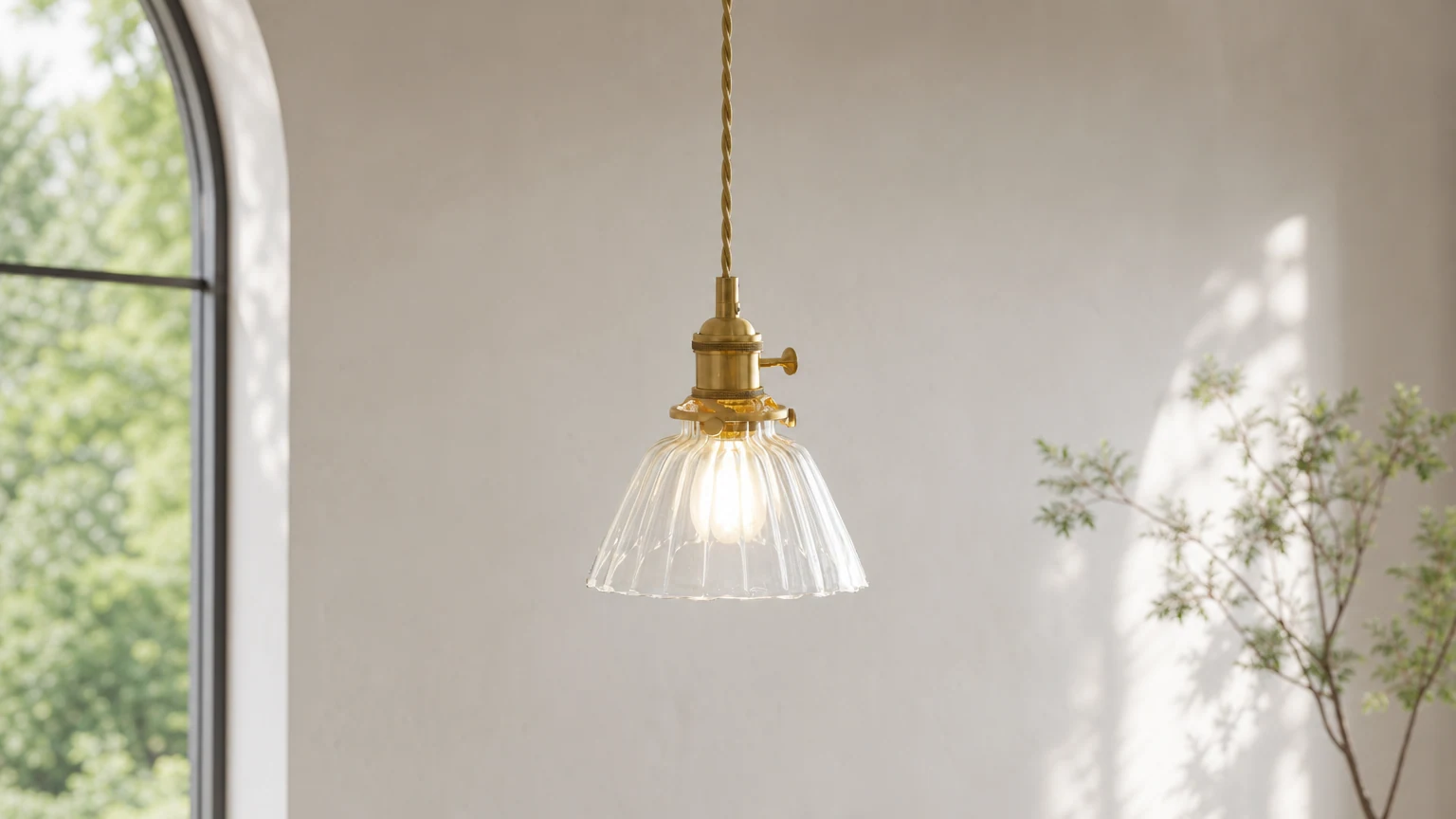 Lampa wisząca ze szkła Jasmine P025 w ciepłej atmosferze jadalni