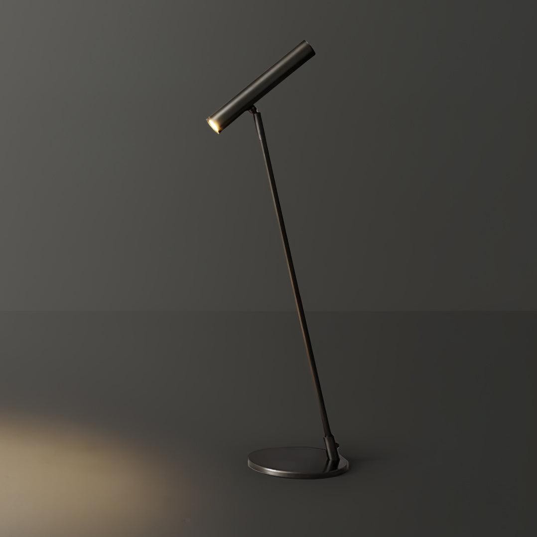 Czarna lampa M507 w ciemniejszym pomieszczeniu pokazująca wiązkę światła