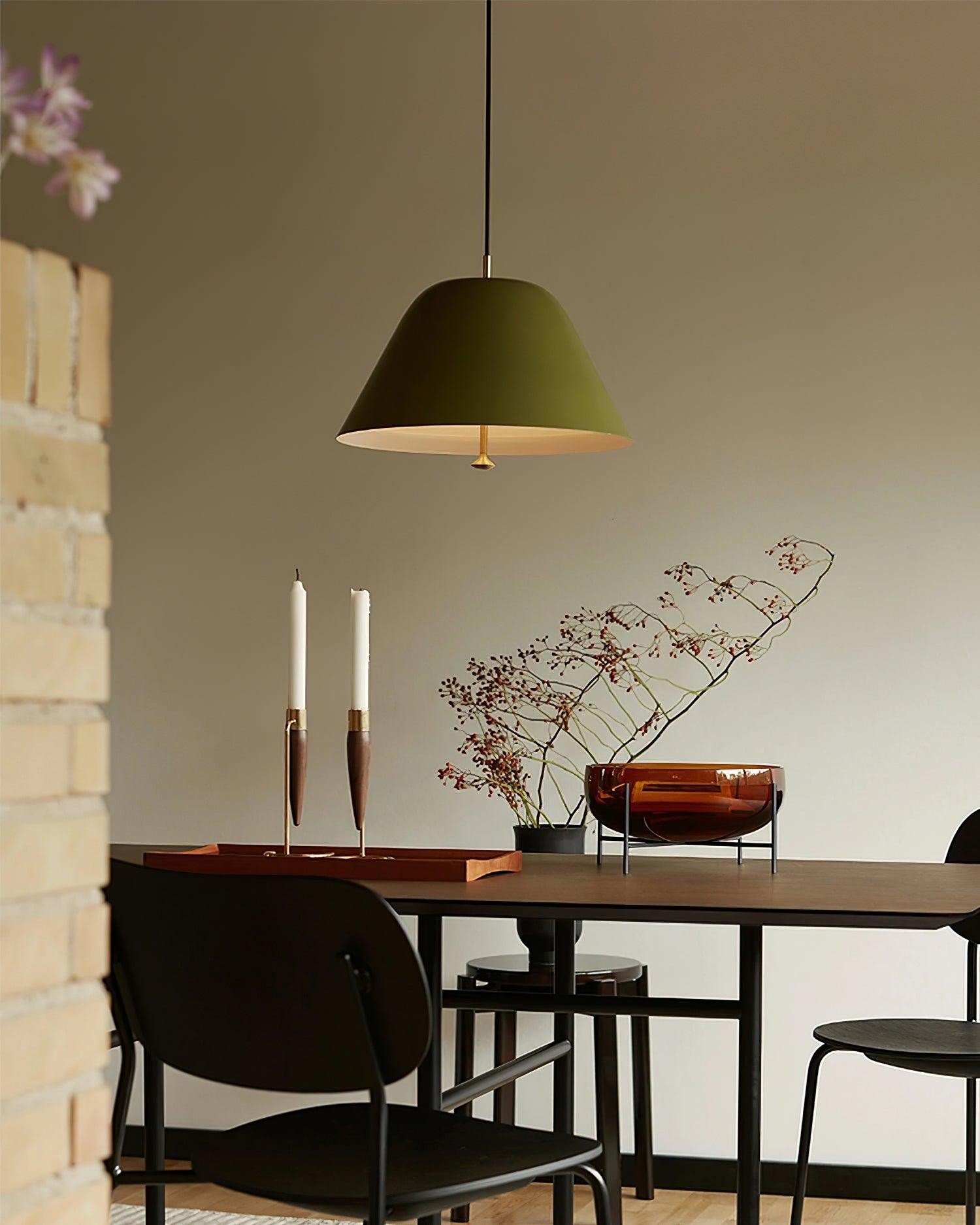 Zielona metalowa lampa wisząca M246 w kształcie gruszki nad stylowym stołem w jadalni