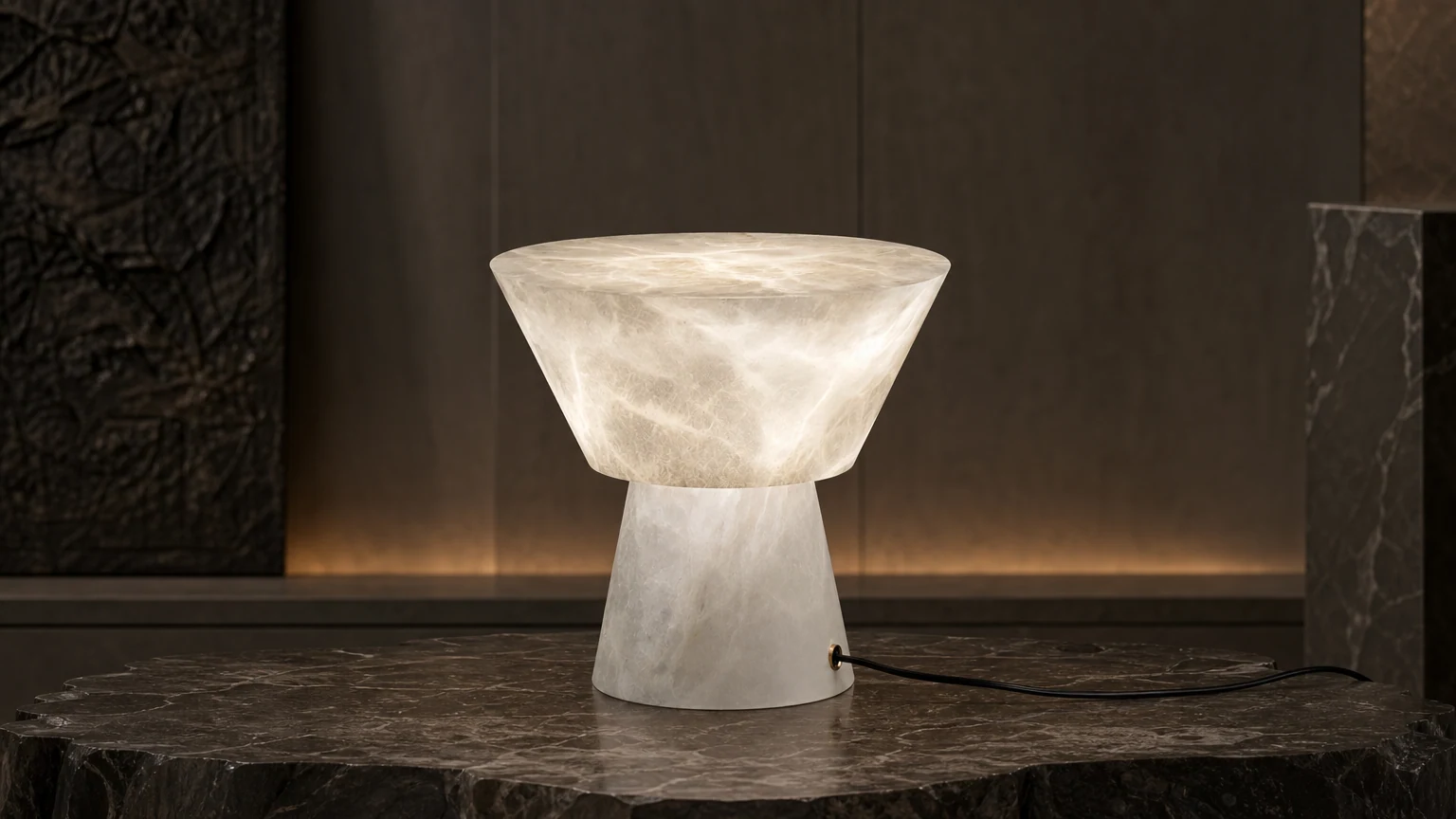 Szeroka scena wewnętrzna z lampą stołową Beta Marble Alabaster