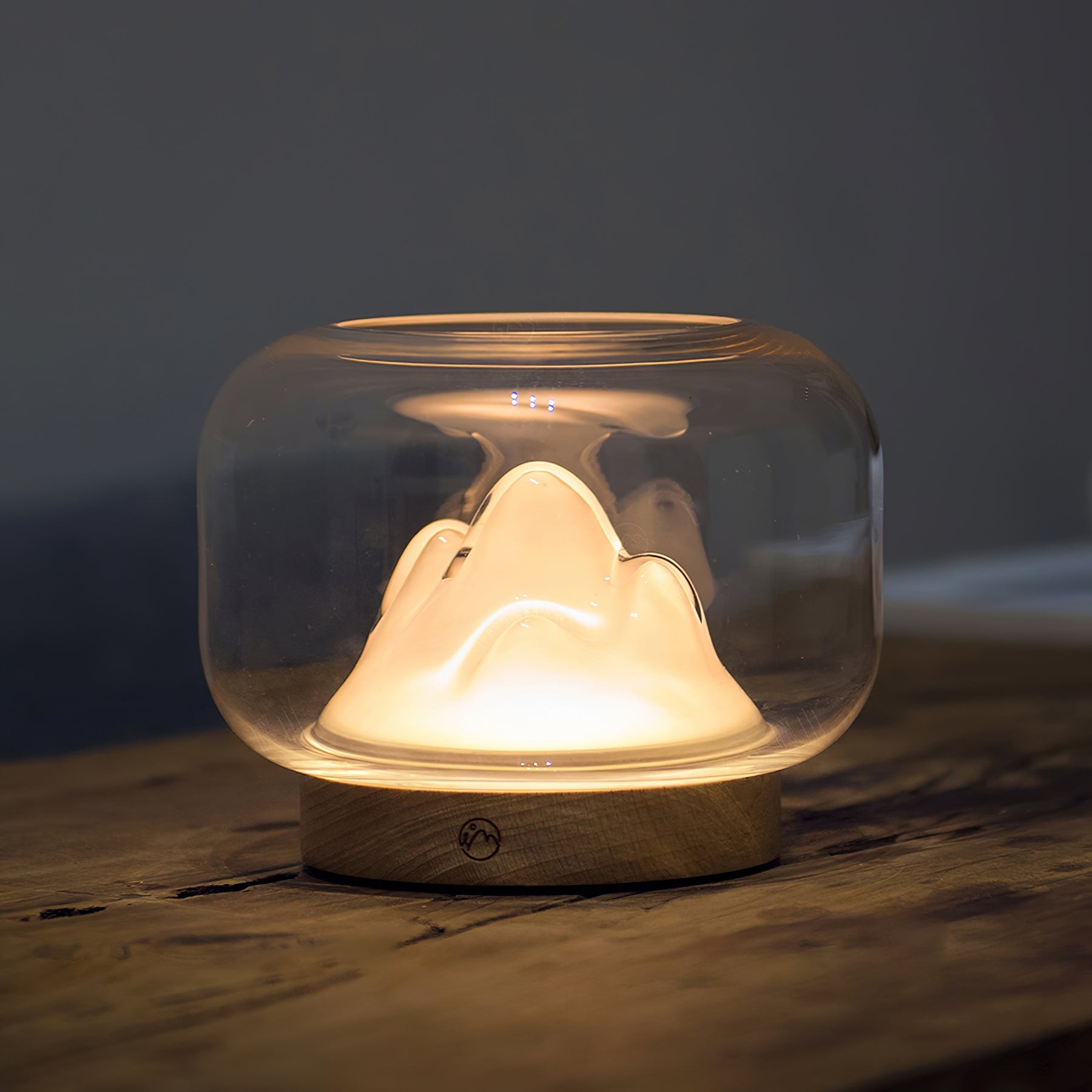 Lampa stołowa Warm Mountain skupiona na rustykalnym blacie