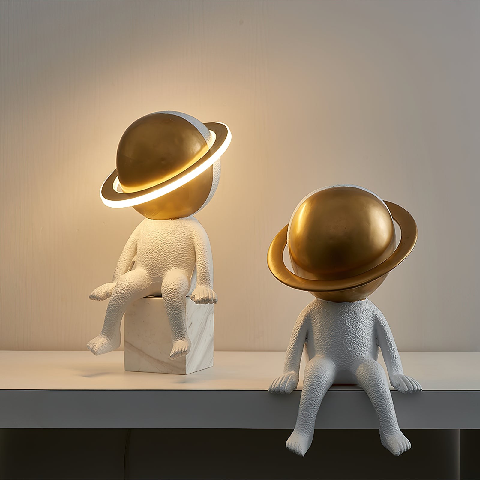 Modern Space Astronaut Resin Table Lamp M407