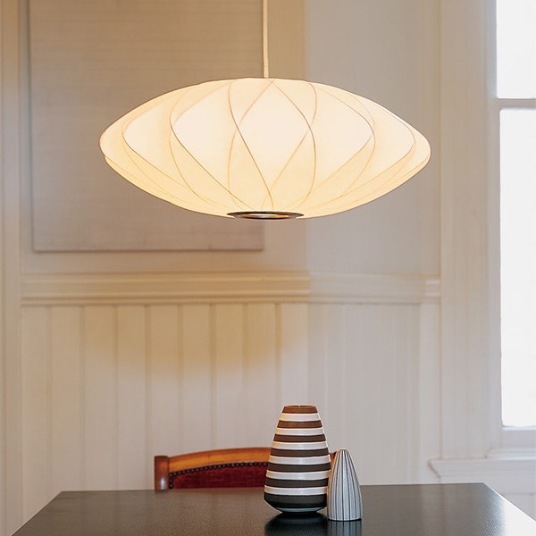 Lámpara colgante de burbujas con luz cálida en una habitación interior.