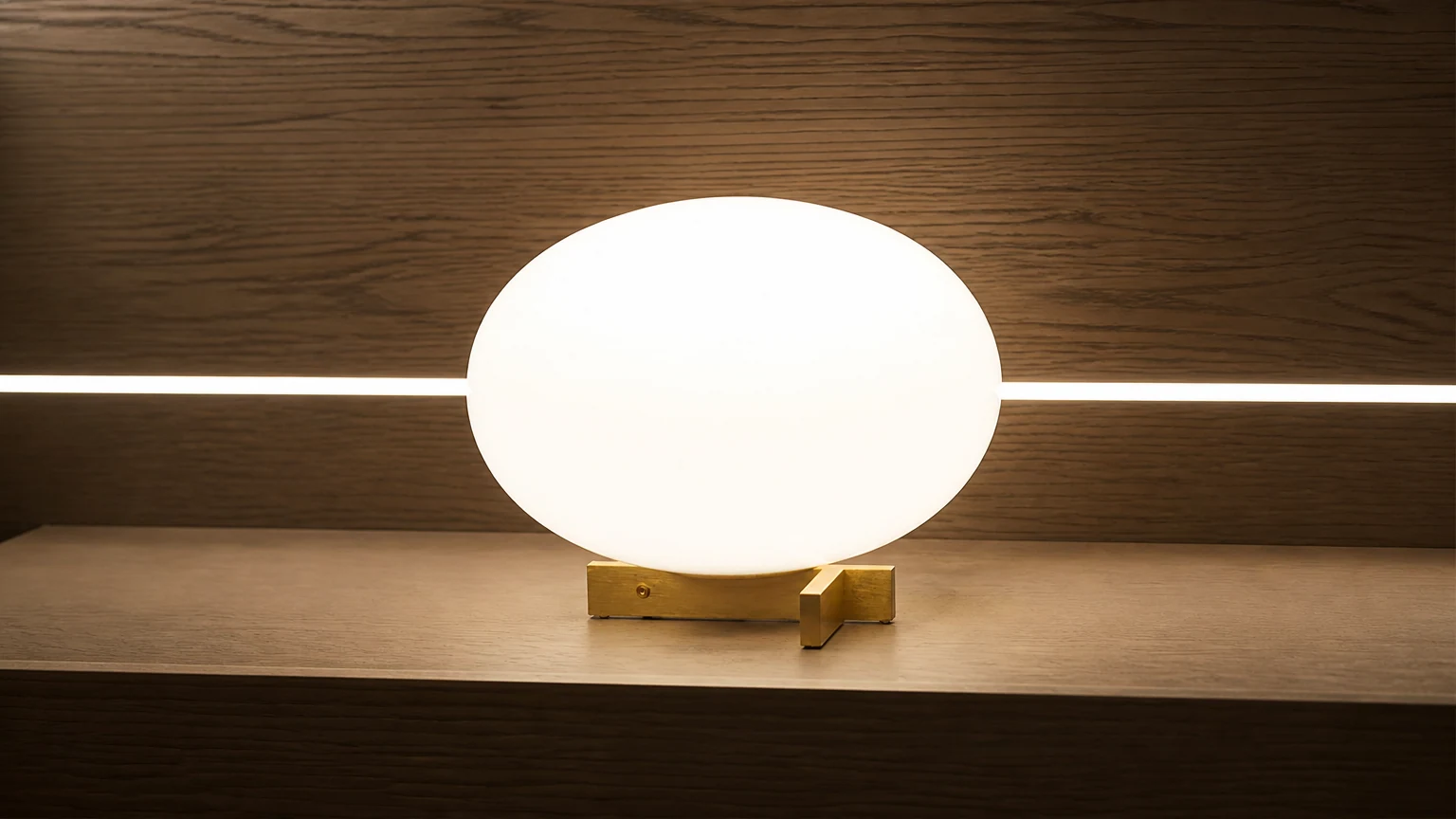 Kreatywna lampa stołowa w kształcie kuli M37 w ciepłej scenerii wnętrza