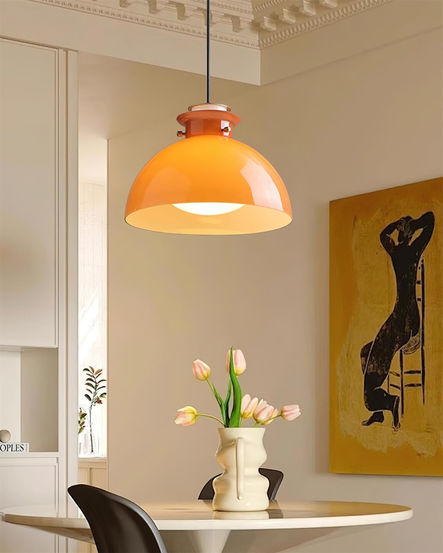Pomarańczowa lampa wisząca Glebe nad stołem w jadalni