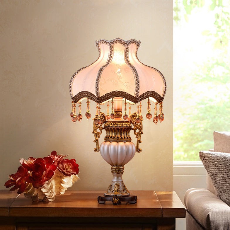 Retro vase stoffbordlampe nær et vindu med blomster