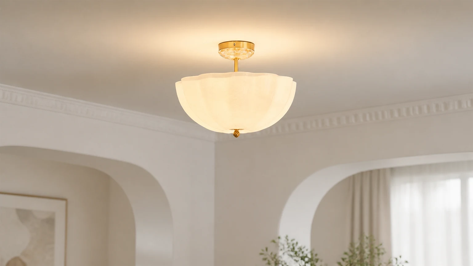 Lampa sufitowa Aerin D48 zainstalowana w wyrafinowanym wnętrzu