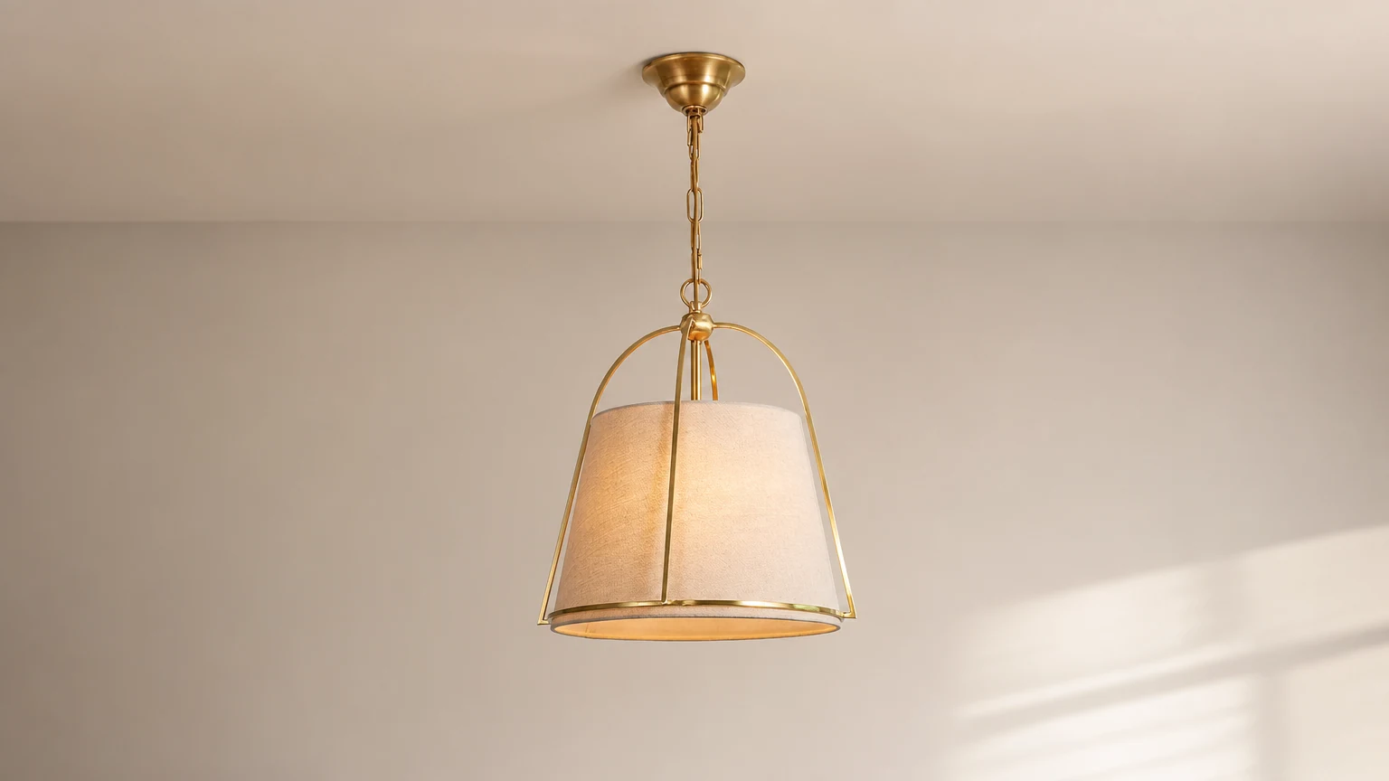 Lampa wisząca Clarke D541 pokazana w ciepłej scenie wnętrza