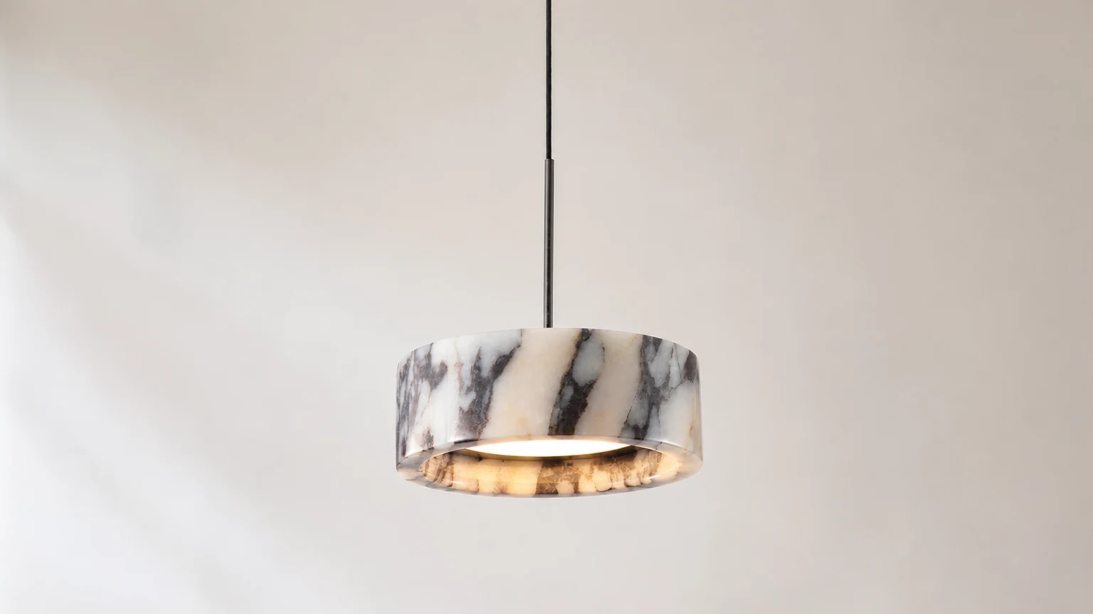 Lampa wisząca Elancourt D664 pokazana w wyrafinowanym wnętrzu