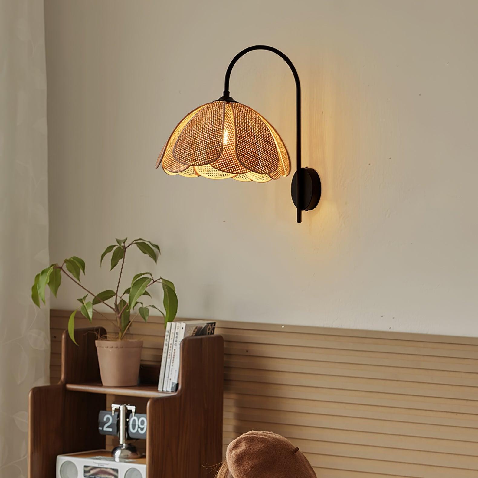 Rattanowa lampa ścienna montowana nad meblami w sypialni lub salonie